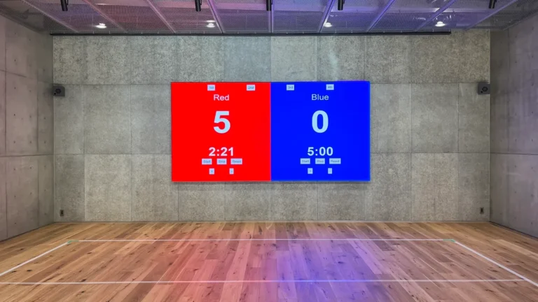 【施工事例】名古屋の注目カフェにLEDビジョンを導入！ボッチャコート連動の特注スコアシステムも開発