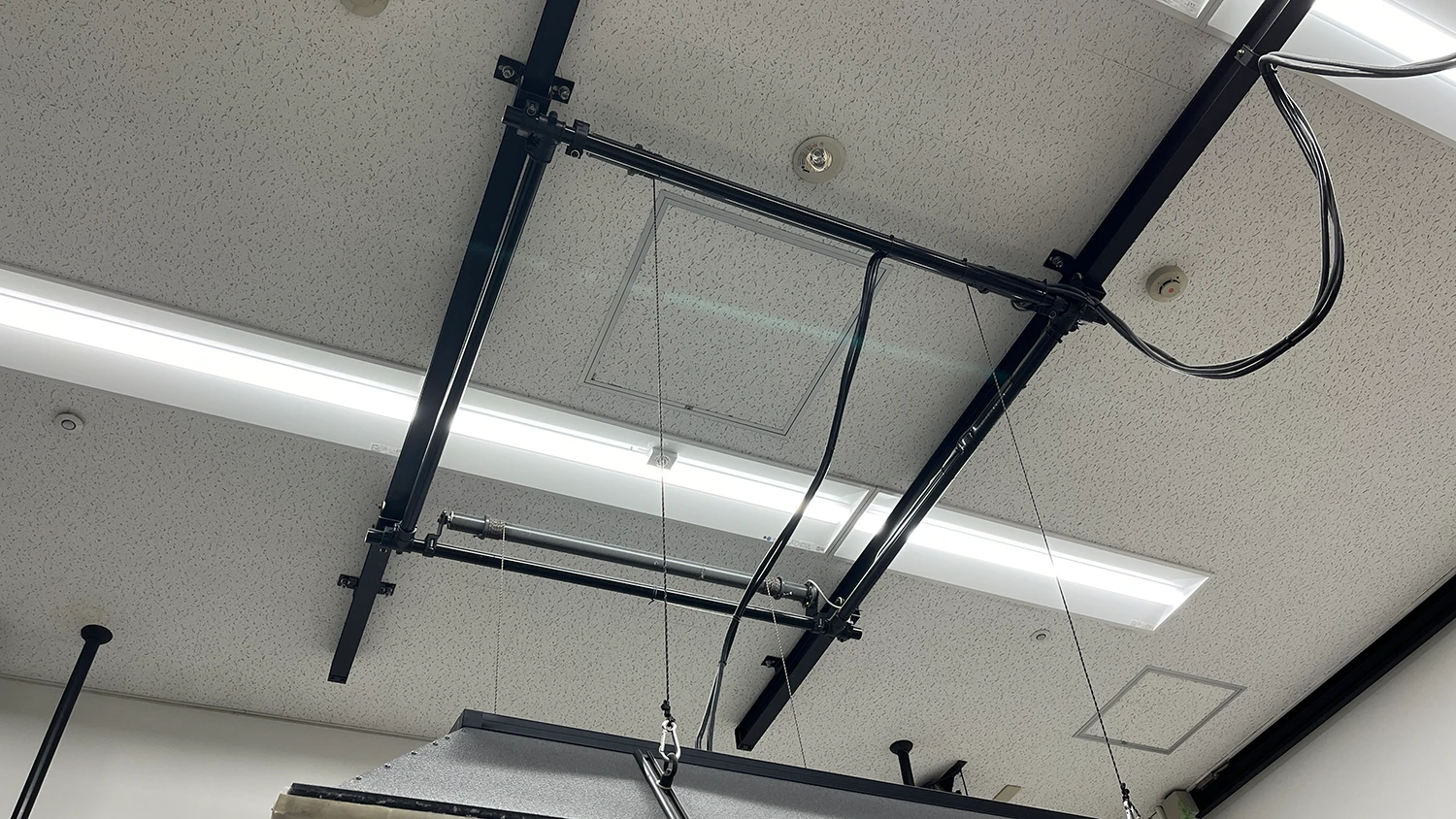 自社スタジオの移動に伴う電動トップライト移設・施工実績