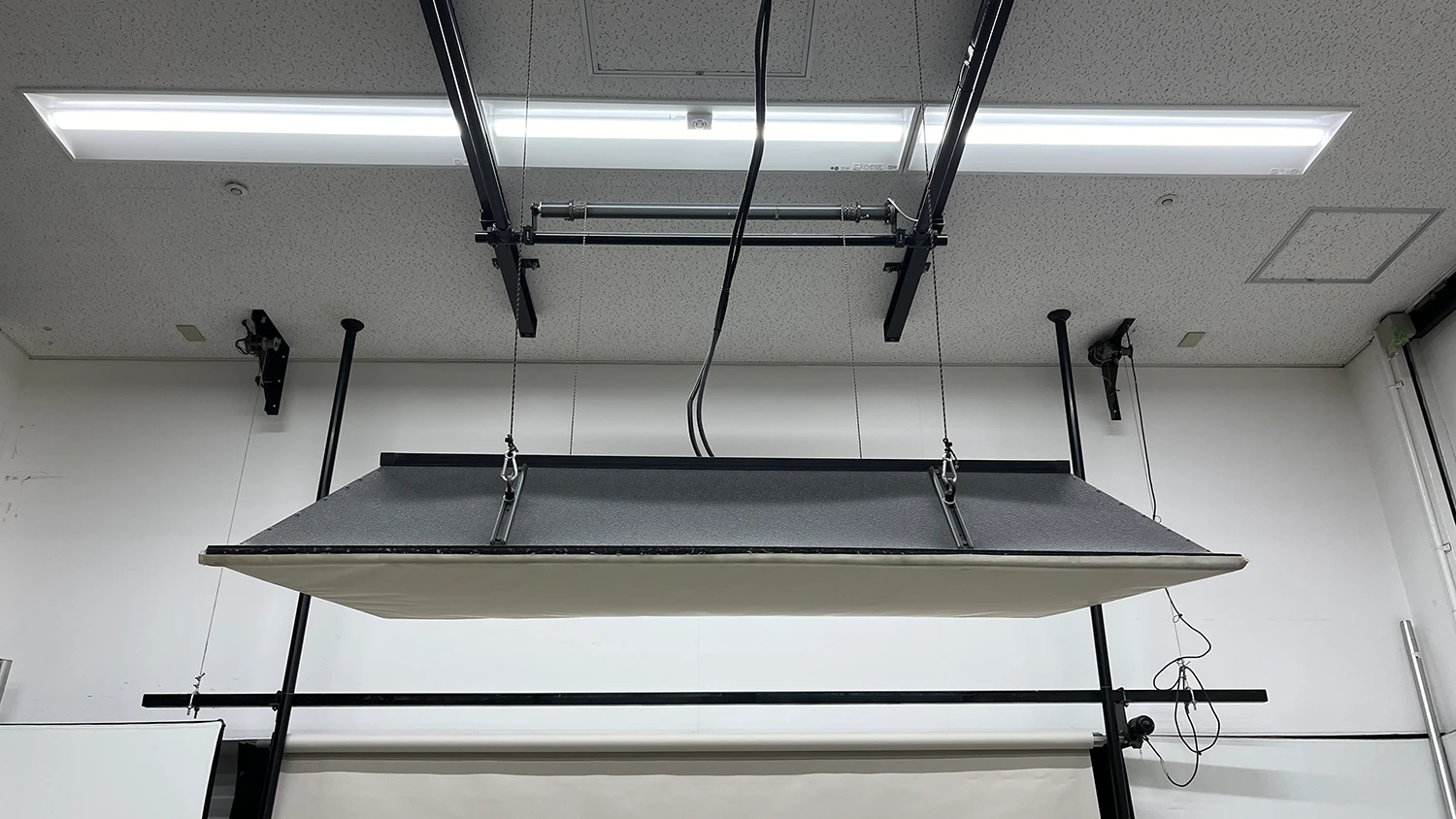 自社スタジオの移動に伴う電動トップライト移設・施工実績
