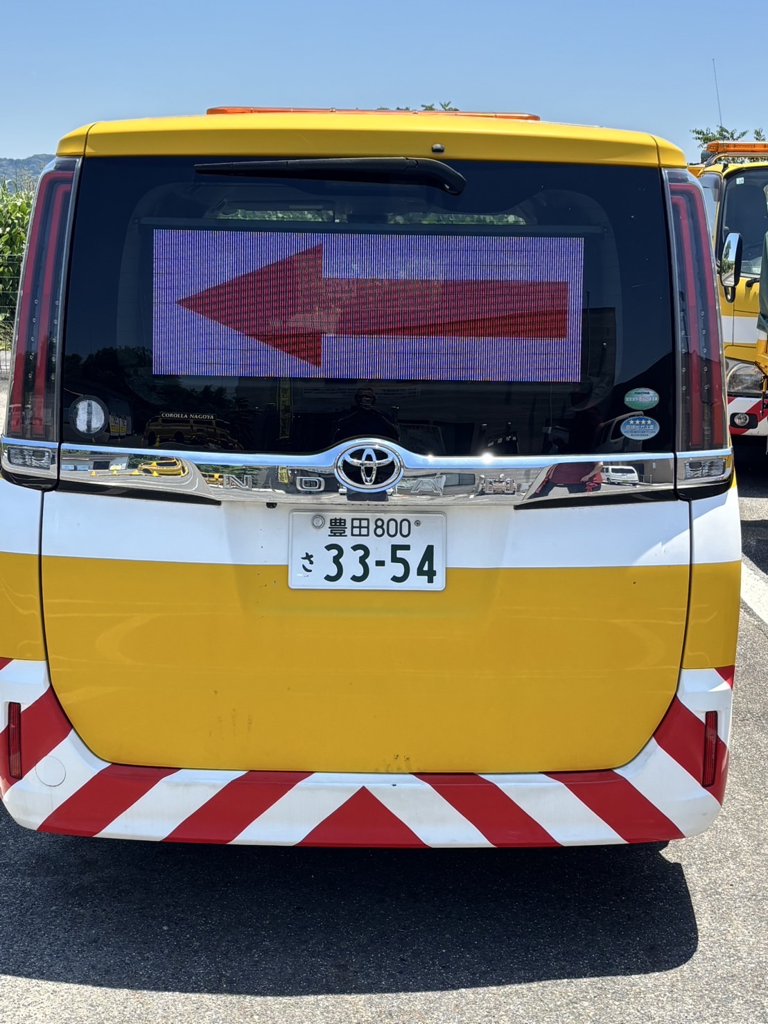 高速道路の道路維持作業車（工事車両）の電光掲示板にデジタルサイネージクラッチハイブの特殊LEDビジョン