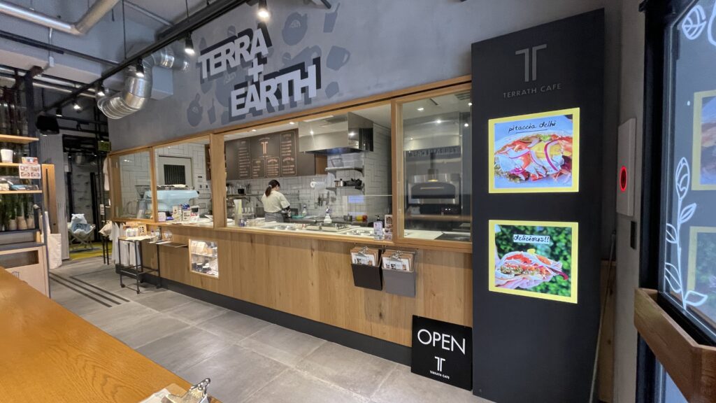 【施工事例】テラスカフェ様に正方形サイネージ4台を納品！メニュー＆カルチャーの発信術